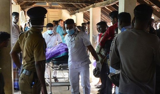 Sri Lankan hospital workers transport a body on a trolley at a hospital morgue following an explosion at a church in Batticaloa in eastern Sri Lanka on April 21, 2019. - A series of eight devastating bomb blasts ripped through high-end hotels and churches holding Easter services in Sri Lanka on April 21, killing nearly 160 people, including dozens of foreigners. (Photo by LAKRUWAN WANNIARACHCHI / AFP)