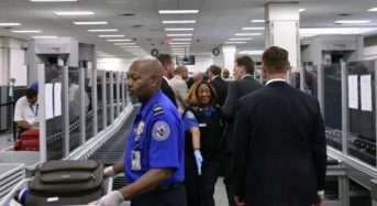 무급 근무 공항 직원에 1만달러 상여금