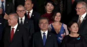 김정숙 여사, G20서도 ‘파란 나비’ 브로치