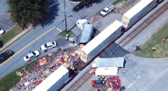 [포토뉴스] 트레일러, 열차와 충돌해 두 동강