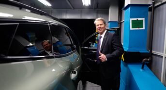 [포토뉴스] 켐프 주지사, 기아 조지아 공장 방문