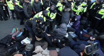 관저 앞에 드러누운 윤 지지자, 경찰 강제해산