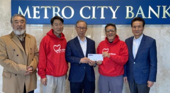 [포토뉴스] 메트로시티은행, ‘사랑의 점퍼’ 성금 전달