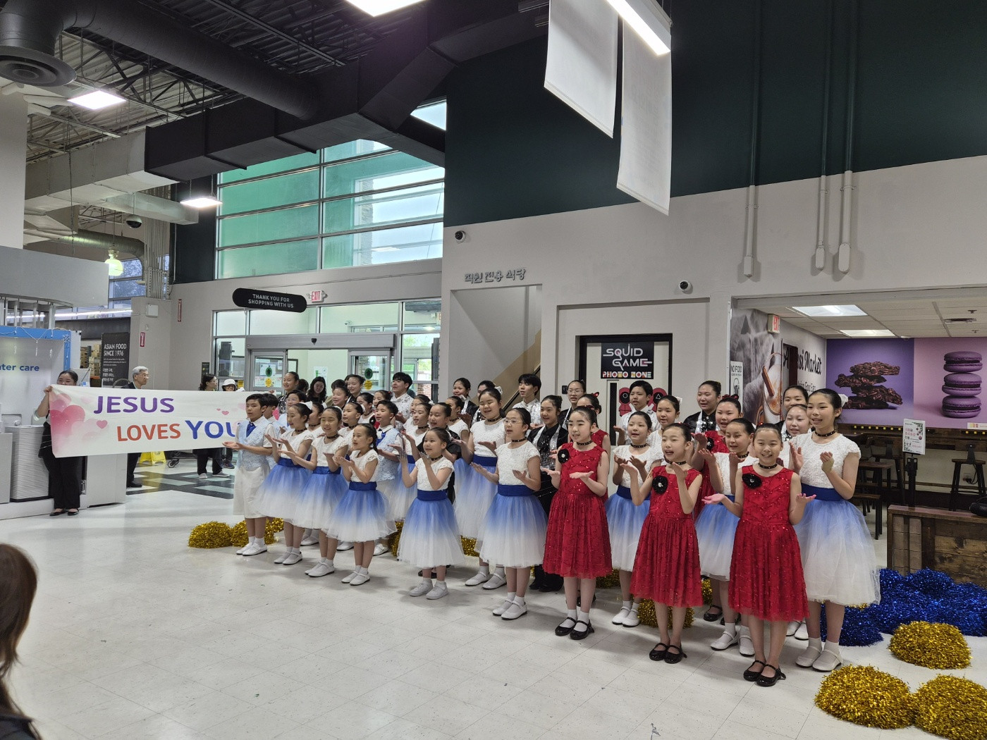 아씨마켓서 울려 퍼진 ‘감사의 노래’…극동방송 어린이 합창단 공연