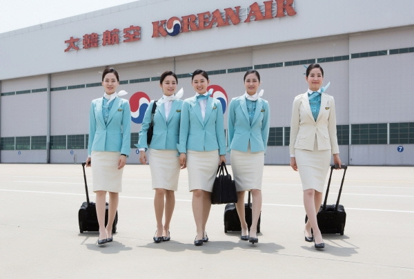 대한항공, 승무원 운동화 허용 검토…57년 구두 규정 변화